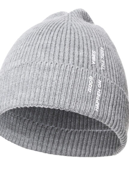 Męska czapka z napisem